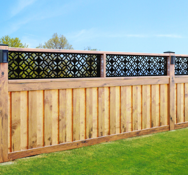 Pagar dengan hiasan berlian sintetis